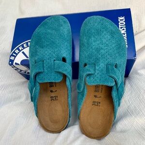 Birkenstock embossed dots deep turquoise suede clogs. 38 Narrow